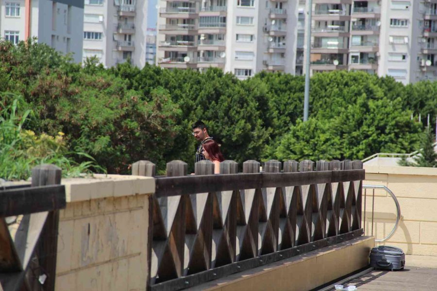 Antalya’da Şüpheli Valizden Kurabiye Çıktı, Polis Vatandaşı Bölgeden Uzaklaştırmakta Zorlandı