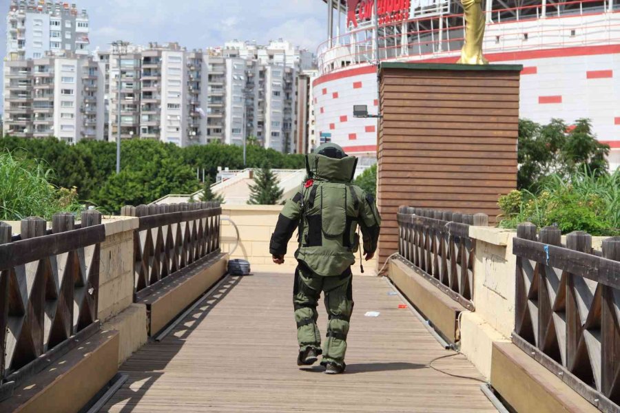 Antalya’da Şüpheli Valizden Kurabiye Çıktı, Polis Vatandaşı Bölgeden Uzaklaştırmakta Zorlandı