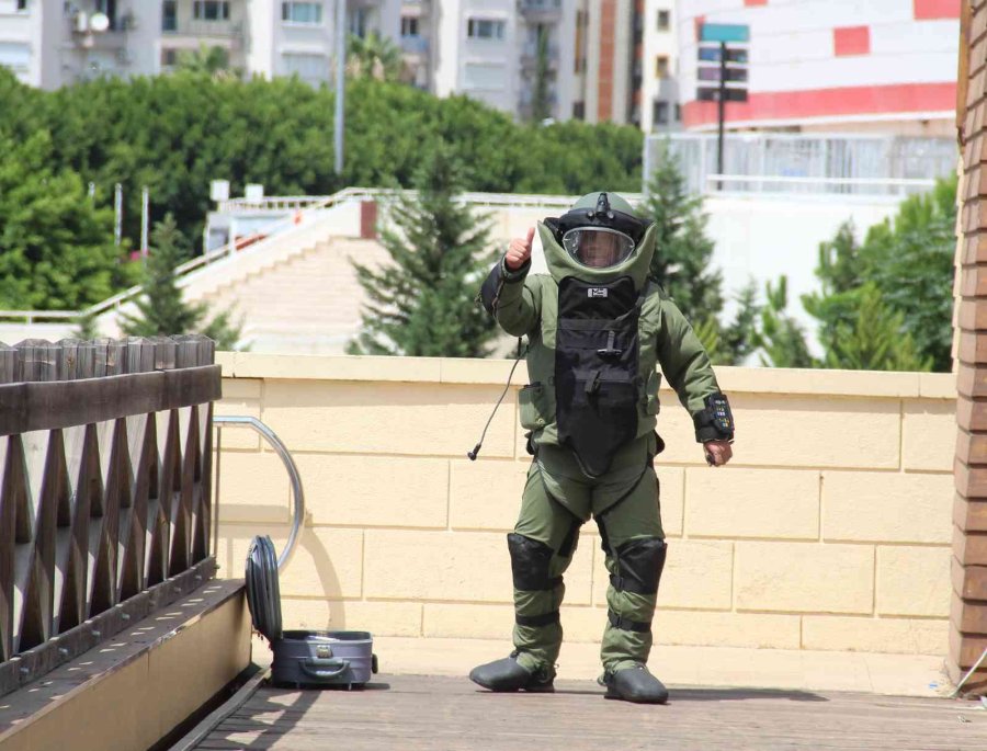 Antalya’da Şüpheli Valizden Kurabiye Çıktı, Polis Vatandaşı Bölgeden Uzaklaştırmakta Zorlandı