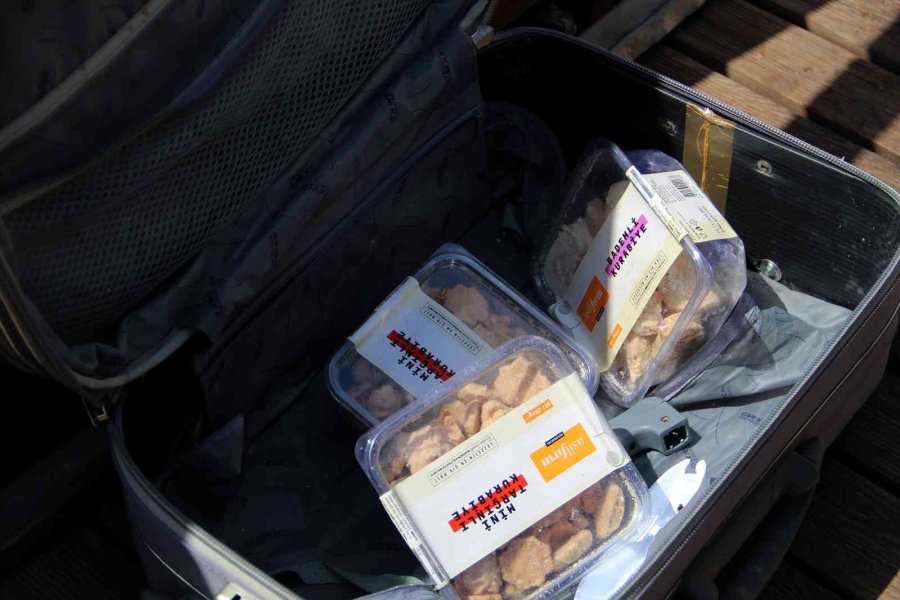 Antalya’da Şüpheli Valizden Kurabiye Çıktı, Polis Vatandaşı Bölgeden Uzaklaştırmakta Zorlandı