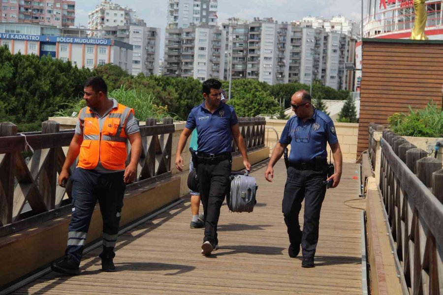 Antalya’da Şüpheli Valizden Kurabiye Çıktı, Polis Vatandaşı Bölgeden Uzaklaştırmakta Zorlandı