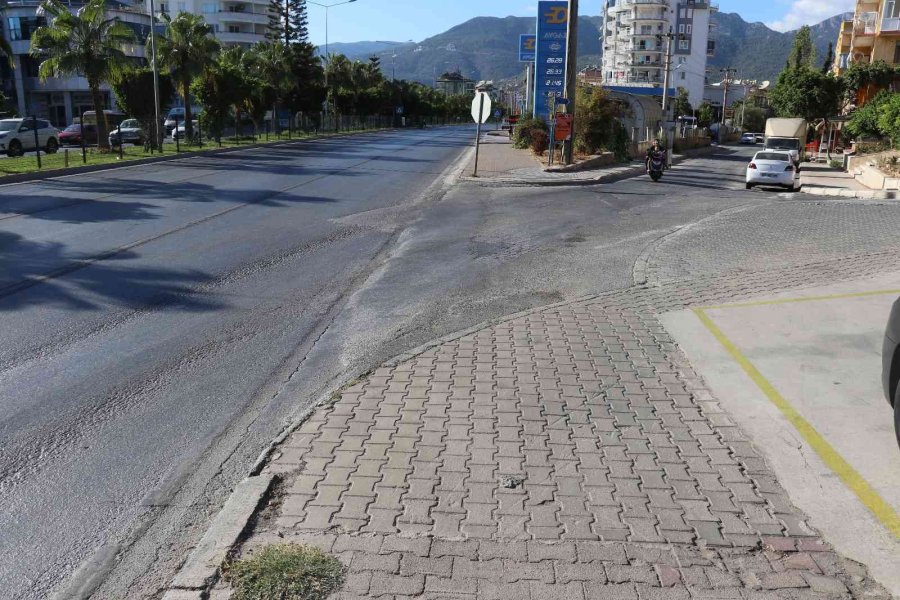 Antalya’da Anne Ve Bebeğinin Öldüğü Yürek Yakan Kaza Kamerada