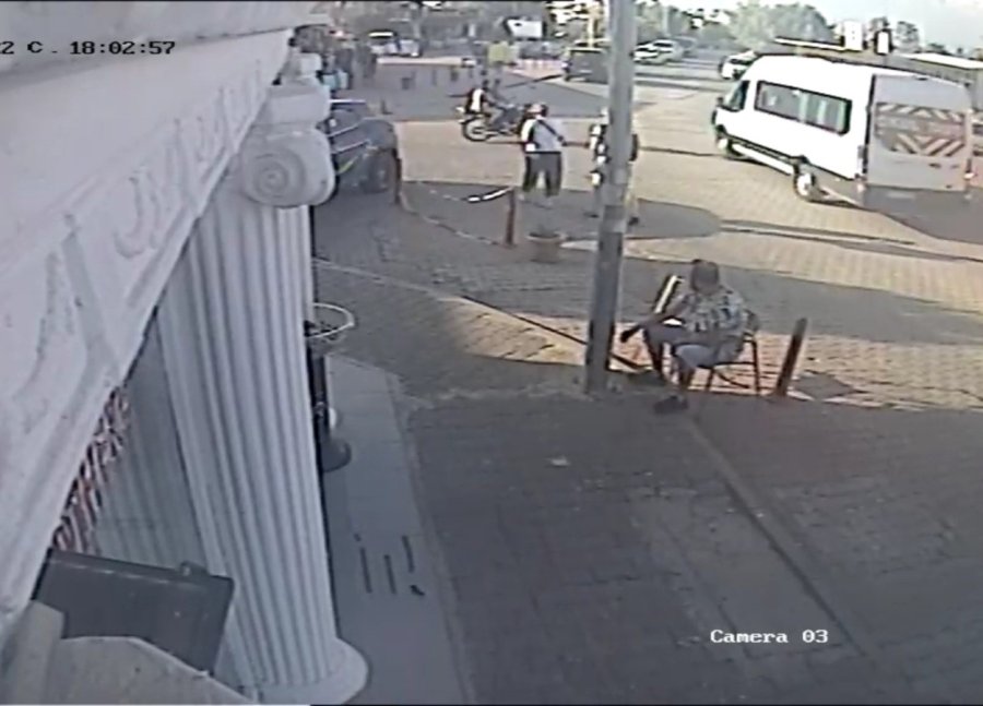 Motosiklet Servis Aracına Çarptı: 2 Yaralı