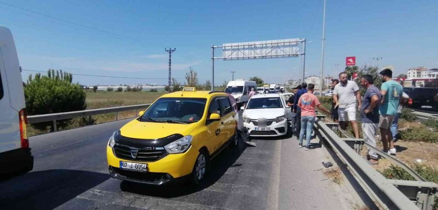 Otomobil Ticari Araca Arkadan Çarptı, Hamile Kadın Hastaneye Gitmeyi Kabul Etmedi