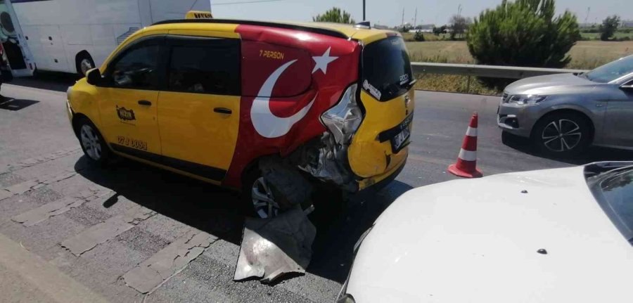 Otomobil Ticari Araca Arkadan Çarptı, Hamile Kadın Hastaneye Gitmeyi Kabul Etmedi