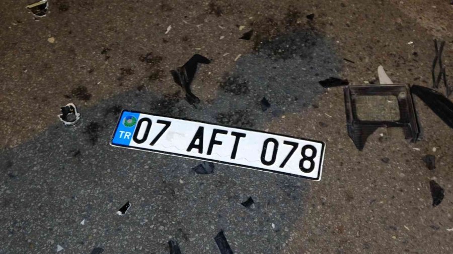 Park Halindeki Araca Çarpıp Kaçtı, Düşen Plakasıyla Yakalı Ele Verdi