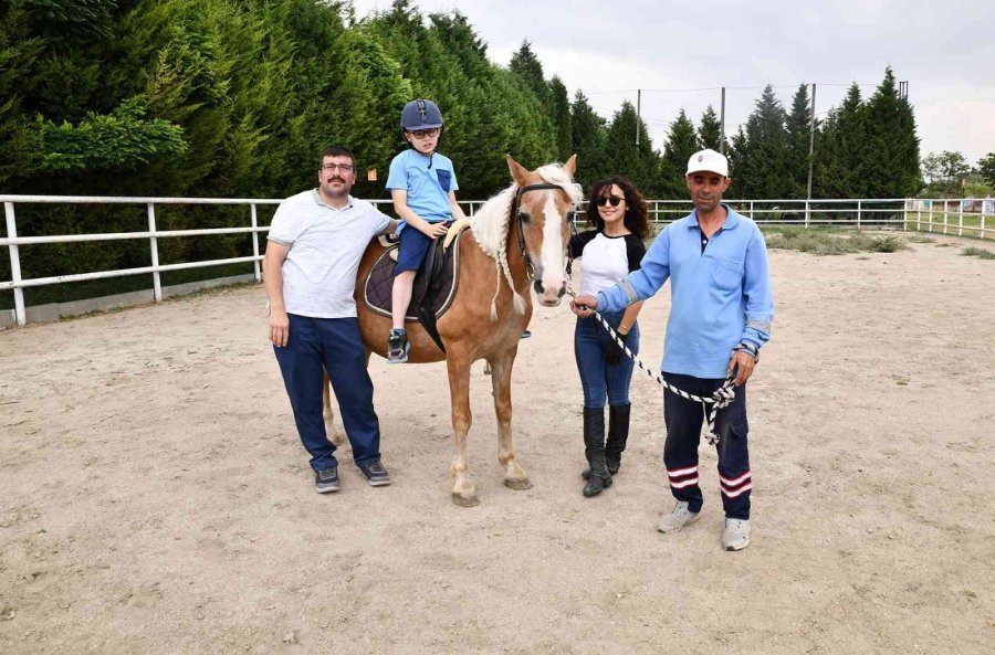 Tepebaşı’nda Özel Bireylere Yönelik Adaptif Binicilik Eğitimleri