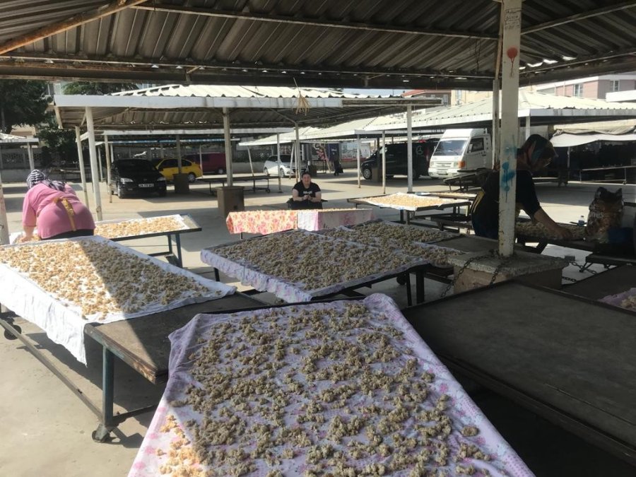 Kışlık Tarhanalar Pazar Tezgâhlarını Süslüyor