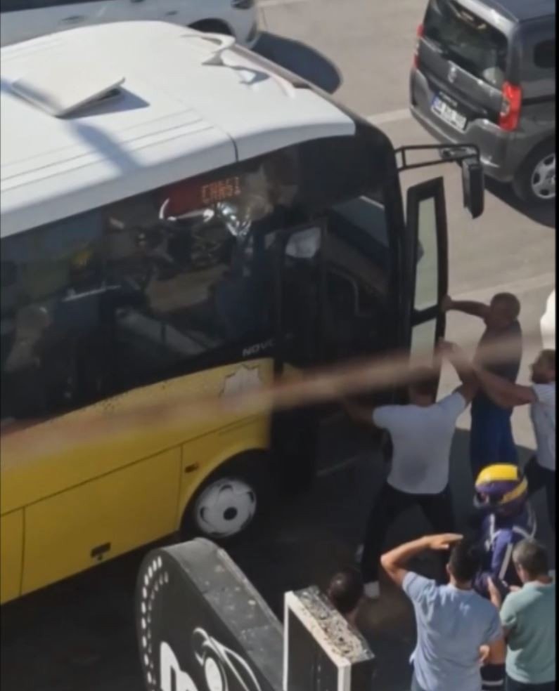 Aksaray’da Şoförlerin Yol Verme Tartışması Sopalı Kavgaya Dönüştü