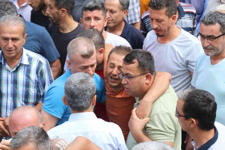 Feci Kazada Ölen Anne Ve 1 Yaşındaki Kızı Yan Yana Toprağa Verildi