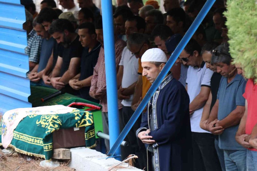 Feci Kazada Ölen Anne Ve 1 Yaşındaki Kızı Yan Yana Toprağa Verildi