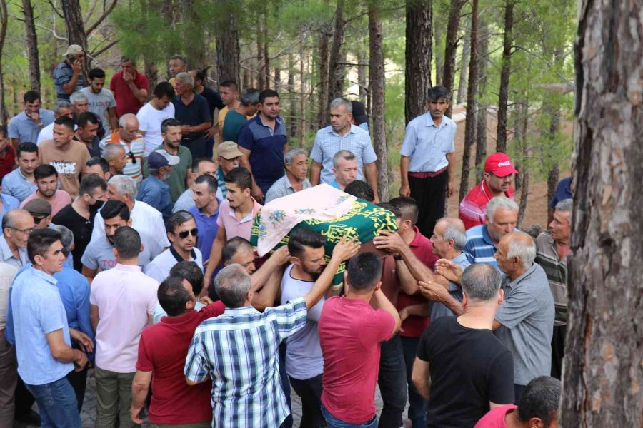 Feci Kazada Ölen Anne Ve 1 Yaşındaki Kızı Yan Yana Toprağa Verildi