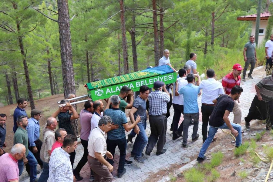 Feci Kazada Ölen Anne Ve 1 Yaşındaki Kızı Yan Yana Toprağa Verildi