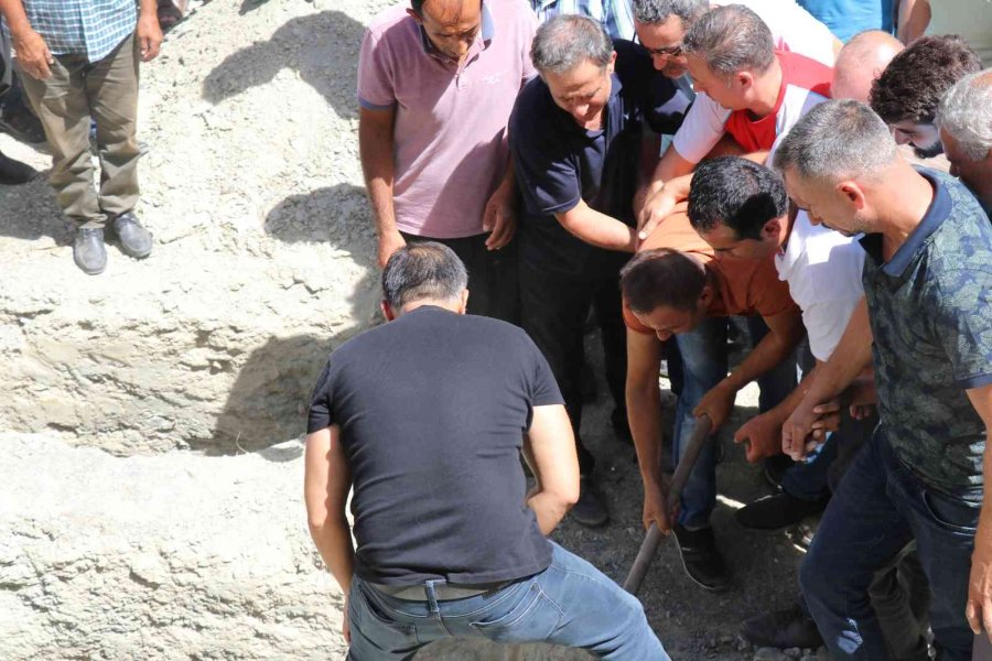 Feci Kazada Ölen Anne Ve 1 Yaşındaki Kızı Yan Yana Toprağa Verildi