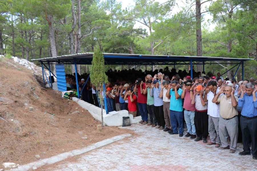 Feci Kazada Ölen Anne Ve 1 Yaşındaki Kızı Yan Yana Toprağa Verildi