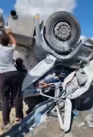 Ters Dönen Tırda Sıkışıp Ağır Yaralandı, Yanmaktan Vatandaşlar Kurtardı