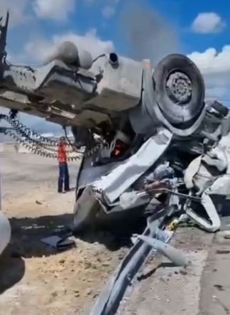 Ters Dönen Tırda Sıkışıp Ağır Yaralandı, Yanmaktan Vatandaşlar Kurtardı