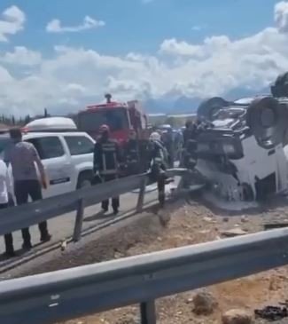 Ters Dönen Tırda Sıkışıp Ağır Yaralandı, Yanmaktan Vatandaşlar Kurtardı