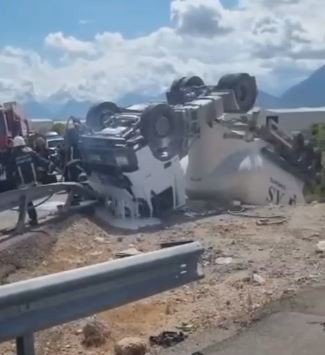 Ters Dönen Tırda Sıkışıp Ağır Yaralandı, Yanmaktan Vatandaşlar Kurtardı