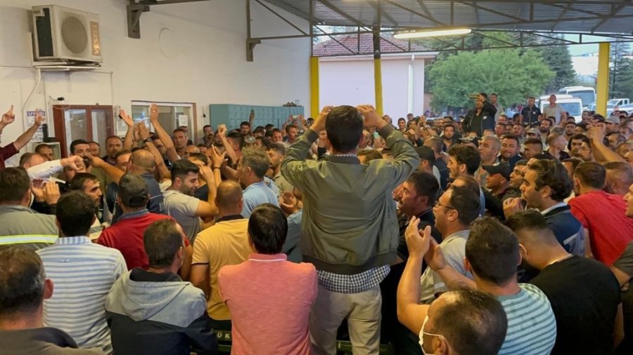 Eskişehir’de Yüzlerce İşçi Zammı Beğenmedi, Belediyeyi Protesto Etti