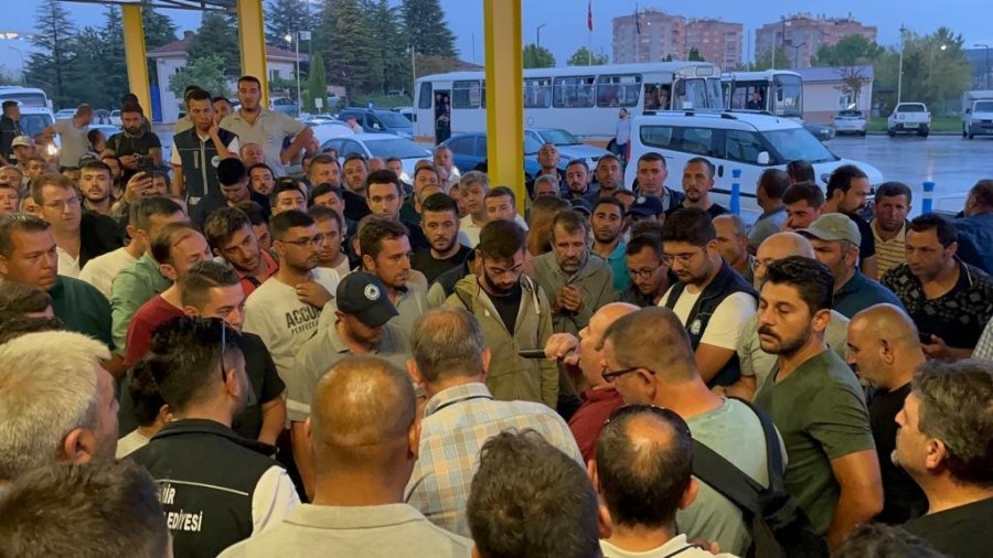 Eskişehir’de Yüzlerce İşçi Zammı Beğenmedi, Belediyeyi Protesto Etti