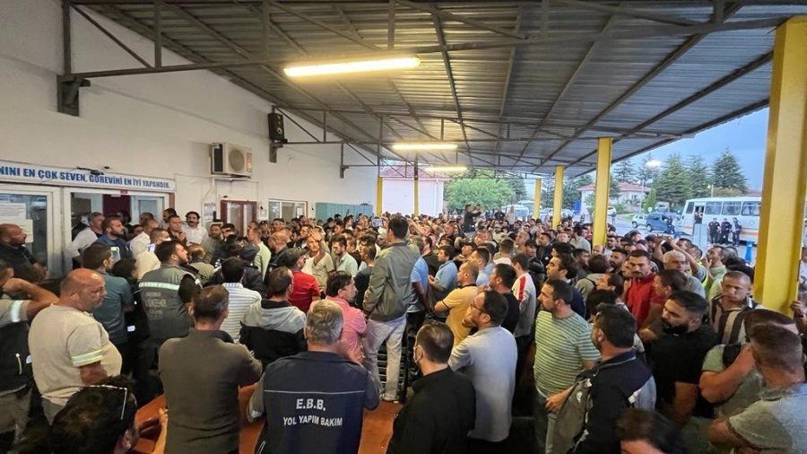 Eskişehir’de Yüzlerce İşçi Zammı Beğenmedi, Belediyeyi Protesto Etti