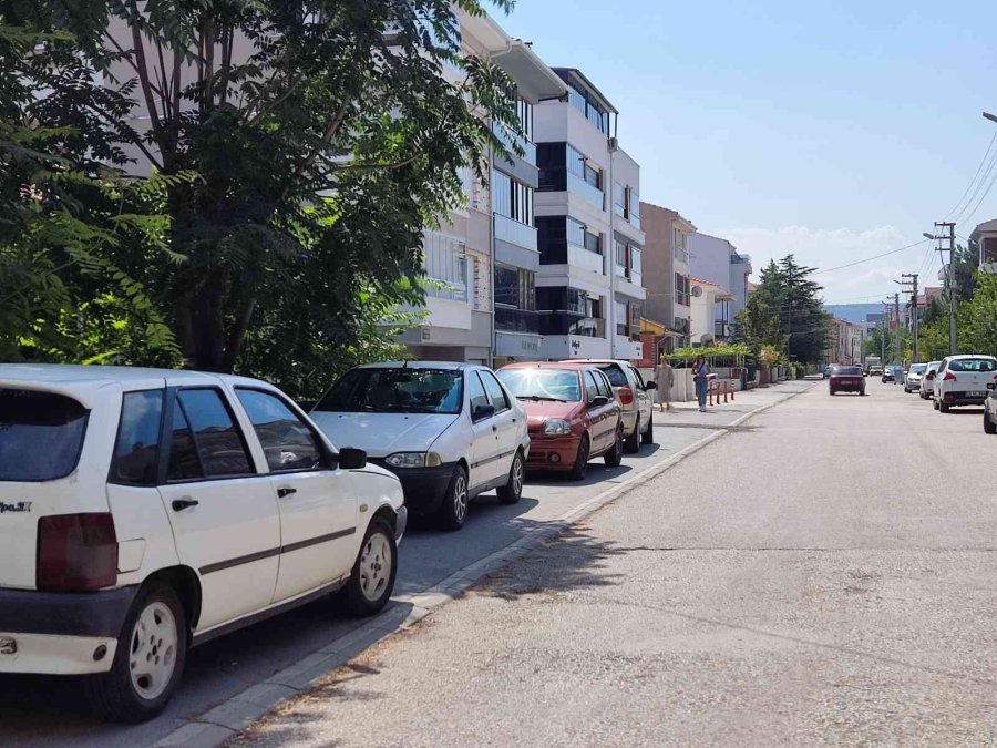 Kaldırım Değil Sanki Otopark