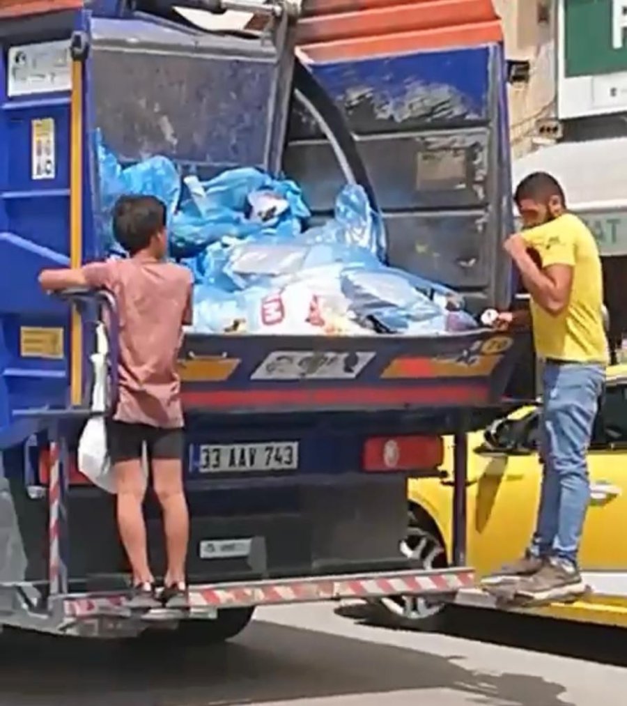Geri Dönüşüm Kamyonunda Biri Çocuk 2 Kişinin Tehlikeli Yolculuğu