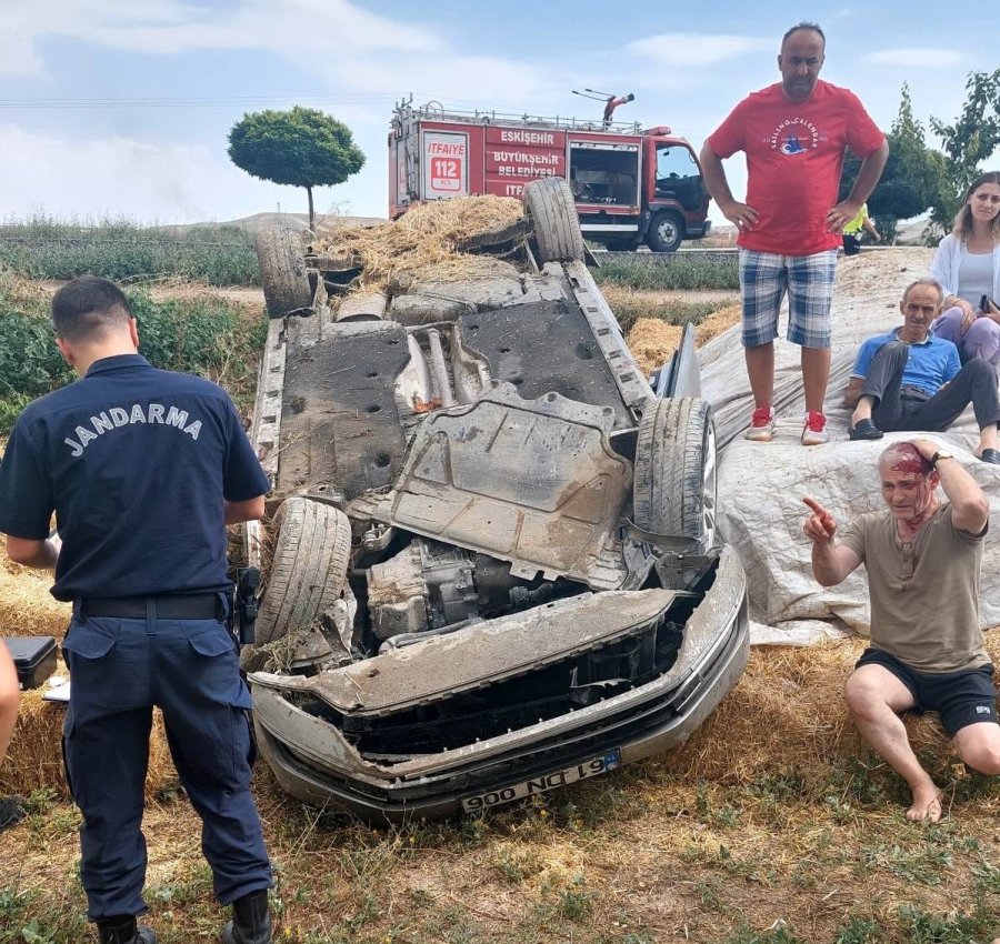 Şarampole Devrilen Otomobildeki 3 Kişi Yaralandı