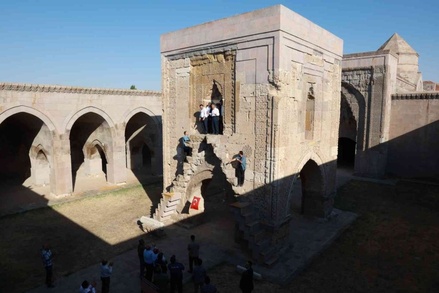 Başkan Büyükkılıç, Medeniyetler Şehri Kayseri’nin Tarihine Sahip Çıkıyor