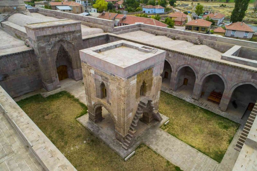Başkan Büyükkılıç, Medeniyetler Şehri Kayseri’nin Tarihine Sahip Çıkıyor