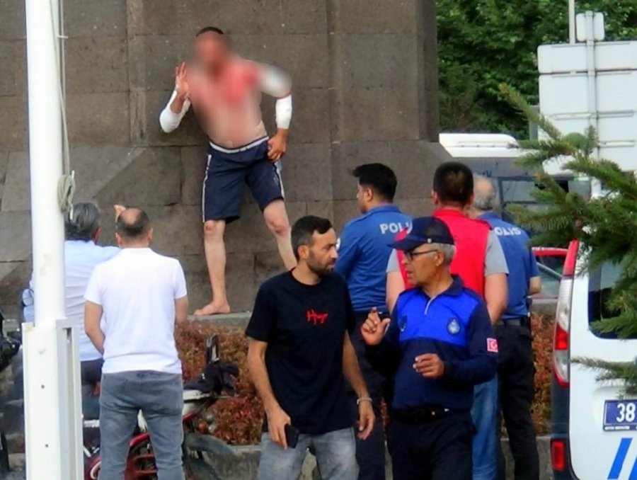 Kendine Zarar Veren Şahsı Polis Etkisiz Hale Getirdi