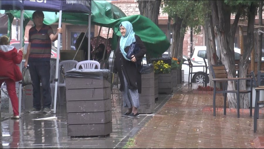 Sağanak Yağışı Fırsata Çevirip Yolluğunu Yıkadı