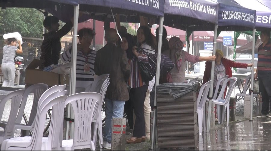 Sağanak Yağışı Fırsata Çevirip Yolluğunu Yıkadı