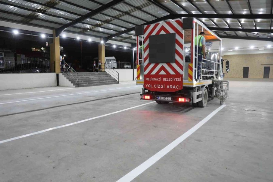 Melikgazi, Daha Güvenli Ulaşım İçin Yol Çizgi Çalışması Yapıyor