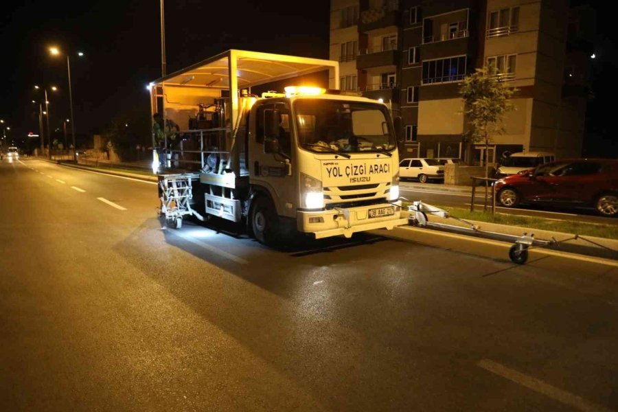 Melikgazi, Daha Güvenli Ulaşım İçin Yol Çizgi Çalışması Yapıyor