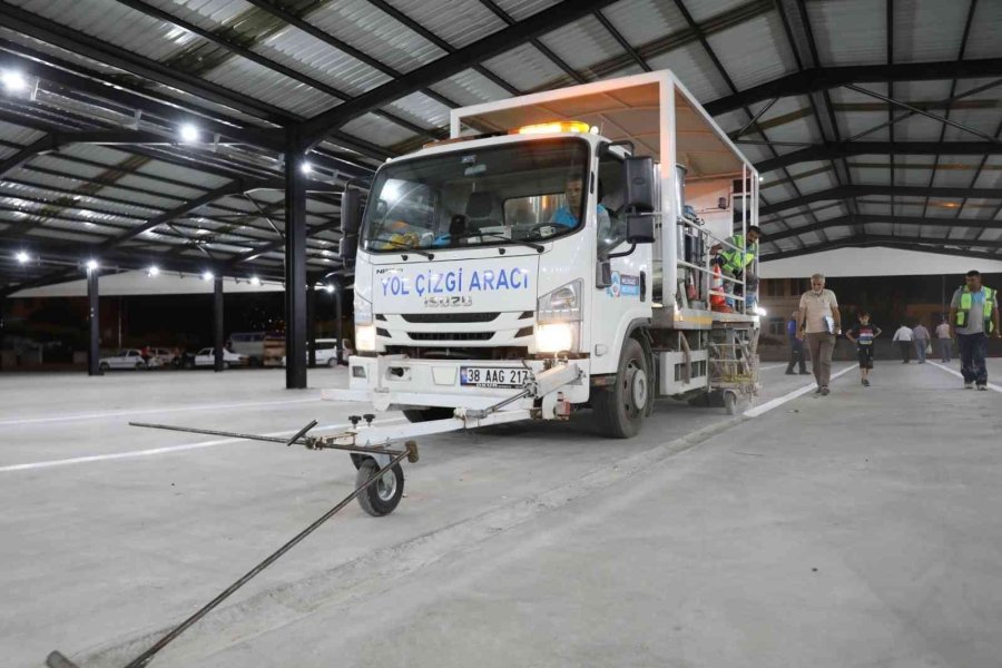 Melikgazi, Daha Güvenli Ulaşım İçin Yol Çizgi Çalışması Yapıyor