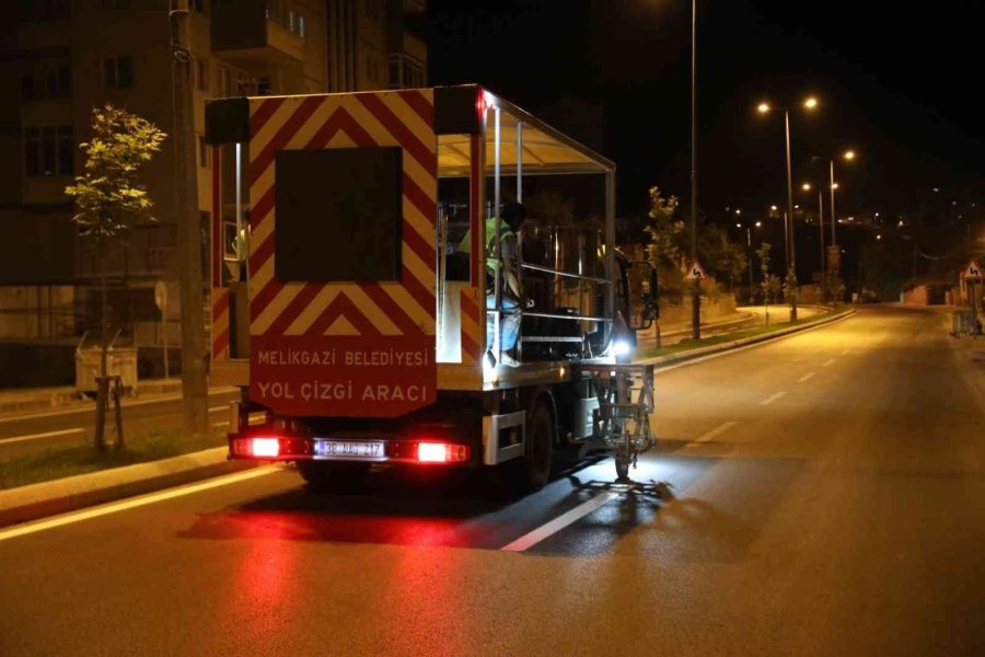 Melikgazi, Daha Güvenli Ulaşım İçin Yol Çizgi Çalışması Yapıyor