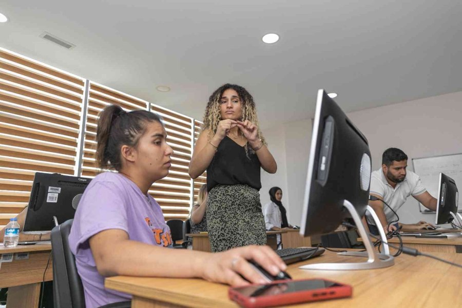 İşitme Engelliler İçin Açılan Bilgisayar Kursu İlgi Görüyor