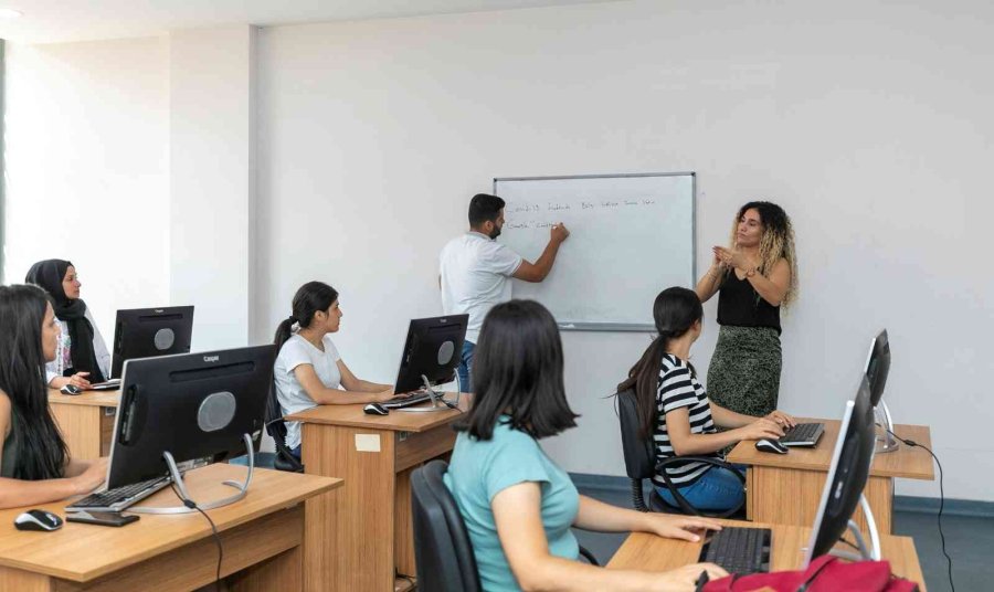 İşitme Engelliler İçin Açılan Bilgisayar Kursu İlgi Görüyor