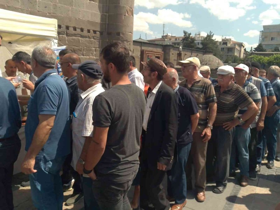 Pastacılar Ve Lokantacılar Odası Cuma Çıkışı Aşure Dağıttı