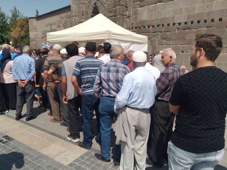 Pastacılar Ve Lokantacılar Odası Cuma Çıkışı Aşure Dağıttı