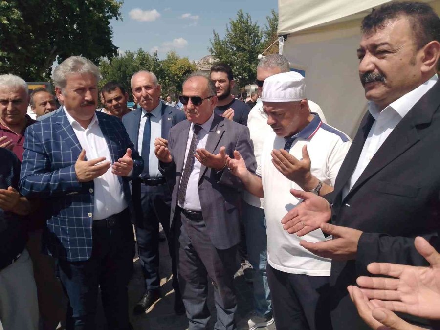 Pastacılar Ve Lokantacılar Odası Cuma Çıkışı Aşure Dağıttı