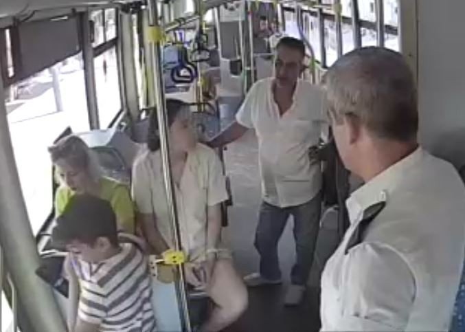 Turist Aile Çocuklarını Otobüste Unuttu, Korku Ve Gözyaşları Şoförle Çekilen ’selfie’ İle Son Buldu