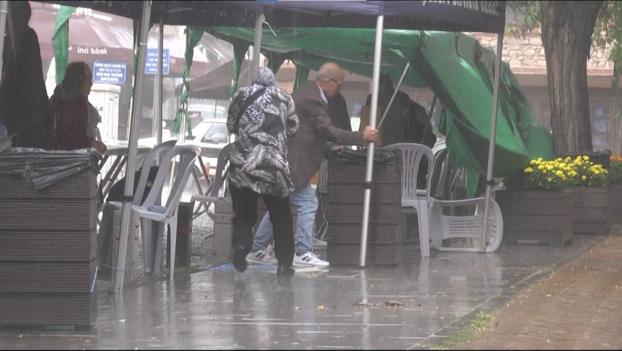 Sağanak Yağışı Fırsata Çevirip Yolluğunu Yıkadı