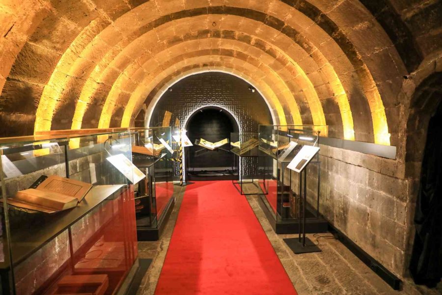 Talas’ın Tıpkıbasım Kur’an Sergisi’ne Yoğun İlgi