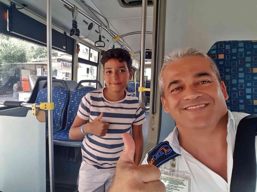 Turist Aile Çocuklarını Otobüste Unuttu, Korku Ve Gözyaşları Şoförle Çekilen ’selfie’ İle Son Buldu