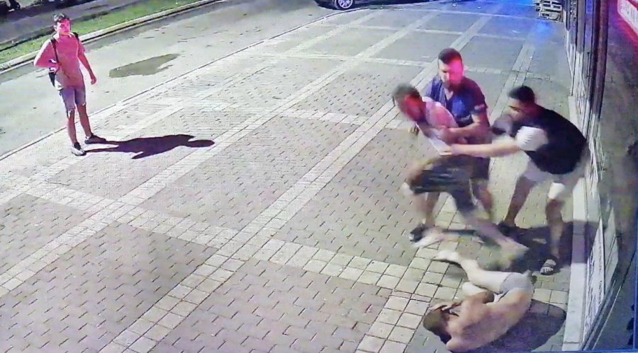 Üzerinde Sadece İç Çamaşırıyla İşyerinin Kapısına İhtiyaç Giderirken "hırsız" Zannedilip Darp Edildi