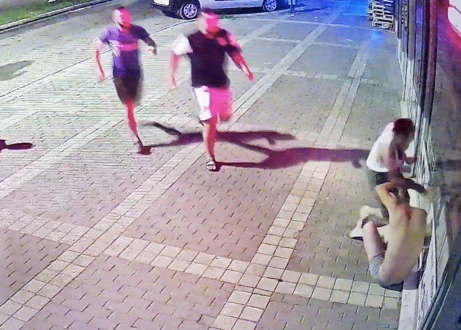 Üzerinde Sadece İç Çamaşırıyla İşyerinin Kapısına İhtiyaç Giderirken "hırsız" Zannedilip Darp Edildi