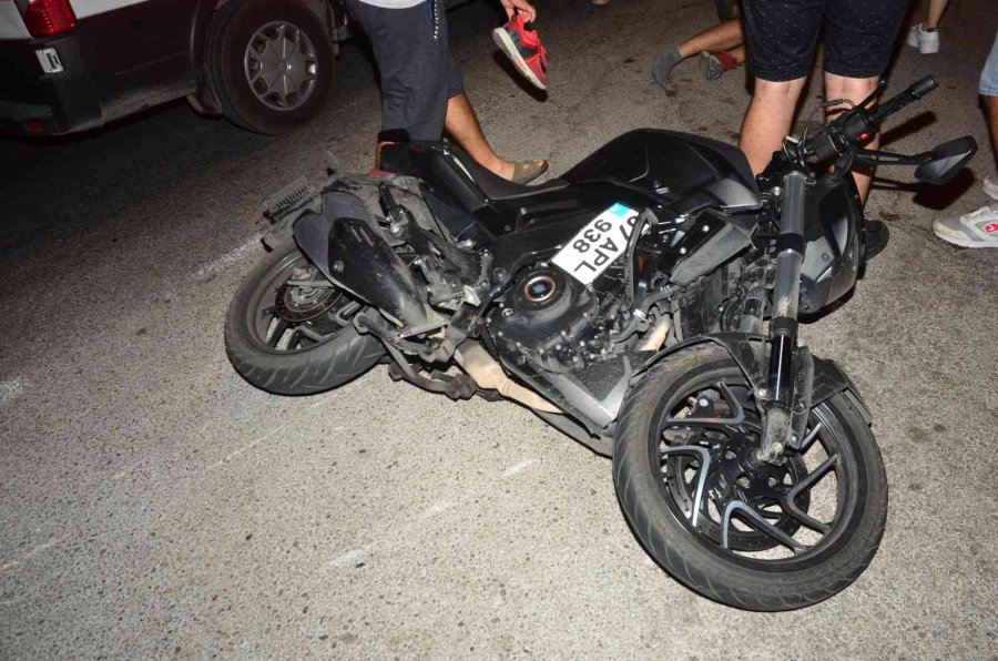 Kontrolden Çıkan Motosiklet Otomobile Arkadan Çarptı: 1 Yaralı